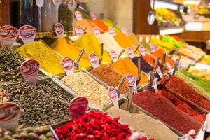 especias típicas a la venta en los mercados turcos en estambul