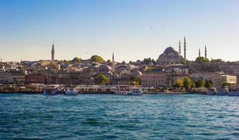 vista del casco antiguo y la hermosa mezquita en estambul foto