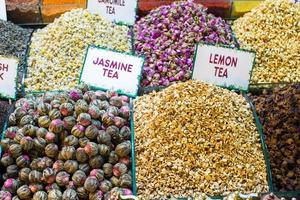 diferentes tipos de té en el bazar egipcio en estambul foto