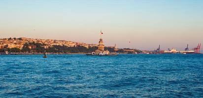 panorama de la hermosa ciudad de estambul al atardecer en el estrecho del bósforo foto