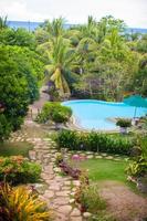 bonita vista del jardín y la piscina en un pequeño y acogedor hotel