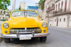 vista del coche vintage clásico amarillo en la vieja habana, cuba foto