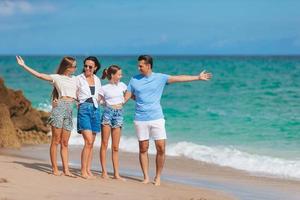 familia de cuatro se divierten juntos en vacaciones en la playa en florida foto