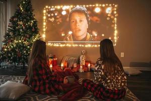 hermosas chicas adolescentes viendo películas de año nuevo en la víspera de navidad foto