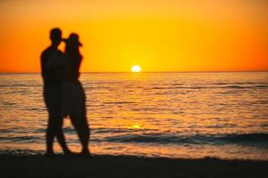 pareja joven pasando tiempo juntos en la playa. foto fuera de foco