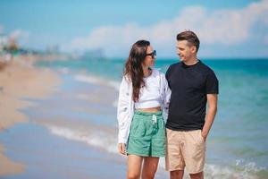 pareja joven pasando tiempo juntos en la playa foto