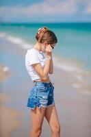 adorable jovencita en la playa disfruta de sus vacaciones de verano foto