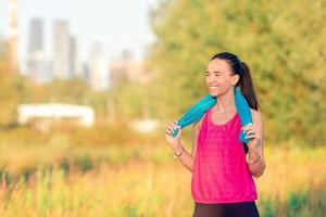 joven sonriente haciendo ejercicios deportivos al aire libre foto