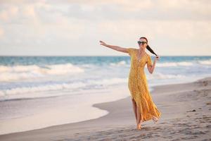 joven feliz caminando por la playa foto