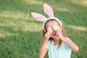 retrato de niño con busket de pascua con huevos al aire libre foto