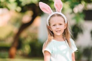 retrato de niño con busket de pascua con huevos al aire libre foto