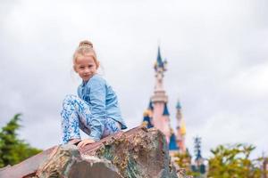 niña feliz en un parque de cuento de hadas foto