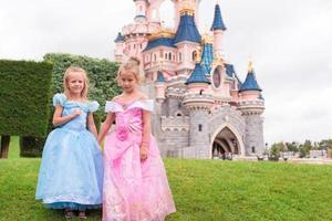 Niñas adorables con un hermoso vestido de princesa en el parque de cuentos de hadas foto