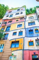 casa hundertwasser con jardín arriba en viena, austria foto