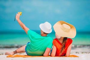 pareja feliz tomando una foto en una playa de vacaciones