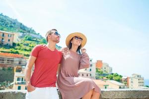 pareja feliz con excelente vista en el antiguo pueblo de riomaggiore, cinque terre, liguria, italia. vacaciones italianas europeas. foto