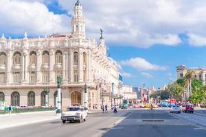 la habana, cuba - 14 de abril de 2017 vista auténtica de una calle de la habana vieja con edificios y autos antiguos foto