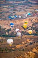 goreme, turquía - 18 de septiembre. 2021, globos aerostáticos brillantes en el cielo de capadocia, turquía foto