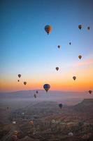 goreme, turquía - 18 de septiembre. 2021, globos aerostáticos brillantes en el cielo de capadocia, turquía foto