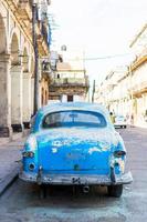 la habana, cuba - 14 de abril de 2017 primer plano de un coche clásico de época en la habana vieja, cuba. el transporte más popular para los turistas son los taxis. foto