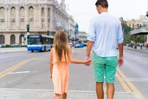 chica turista y padre en zona popular en la habana, cuba. viaje familiar en las islas del caribe foto