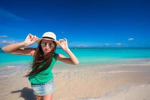 joven mujer feliz en la playa durante sus vacaciones de verano foto