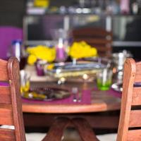 primer plano de una hermosa vajilla de color para una mesa decorada foto