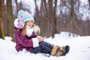 adorable niña feliz divertirse durante las vacaciones de invierno foto