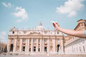 cerrar modelo de avión en ciudad del vaticano y st. basílica de san pedro, roma, italia. foto