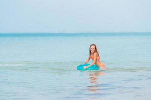 linda niña en la playa durante las vacaciones en el caribe foto