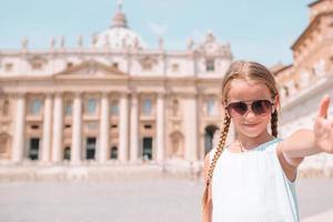 niño feliz en st. iglesia basílica de san pedro en ciudad del vaticano. foto