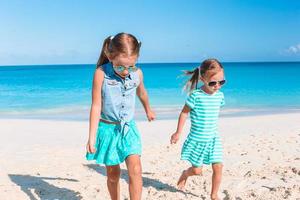 las niñas divertidas y felices se divierten mucho en la playa tropical jugando juntas. foto