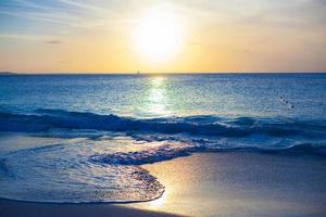 impresionante hermosa puesta de sol en una exótica playa caribeña foto