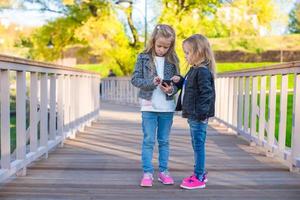 niñas adorables en el cálido día de otoño al aire libre foto