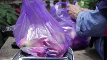 las transacciones en efectivo compran manzanas. pagando en efectivo y recibiendo cambio del vendedor en el huerto de manzanas. tiro de ángulo de primer plano video