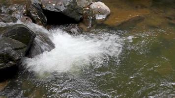 stroom van waterval en bubbel video