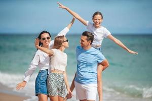 familia feliz en la playa durante las vacaciones de verano foto