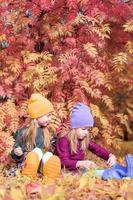 niñas adorables en el cálido y soleado día de otoño al aire libre foto