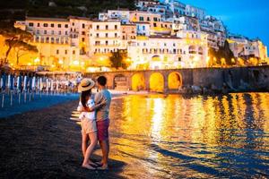 familia al atardecer en la ciudad de amalfi en italia foto