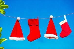 concepto de navidad, sombreros de santa y cielo azul de fondo de almacenamiento foto