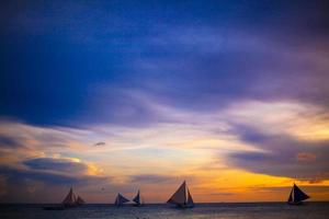 barcos de vela en la hermosa puesta de sol foto