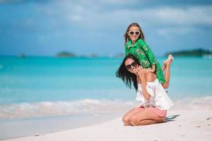 hermosa madre e hija en la playa caribeña foto
