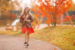 adorable niña en el hermoso día de otoño al aire libre foto