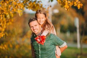 familia de papá y niño en un hermoso día de otoño en el parque foto