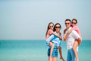 familia joven de vacaciones en la playa foto