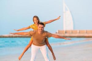 hermoso padre e hija en la playa disfrutando de las vacaciones de verano. foto