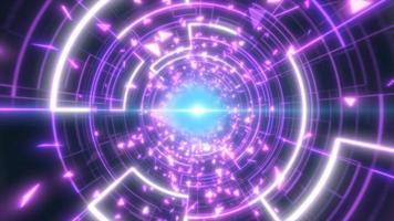 abstrakter lila leuchtender Neonlasertunnel futuristisches Hi-Tech mit Energielinien und fliegenden Partikelfragmenten, abstrakter Hintergrund. Video 4k, Bewegungsdesign
