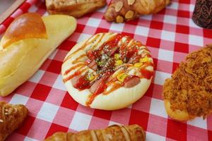 mini bollos de pizza cubiertos con salchicha y salsa de carne foto