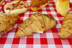 diversas variaciones de pan croissant, almendras, queso, beff foto