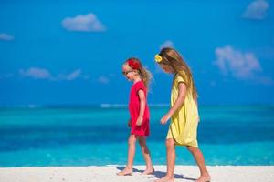 adorables niñas en la playa durante las vacaciones de verano foto